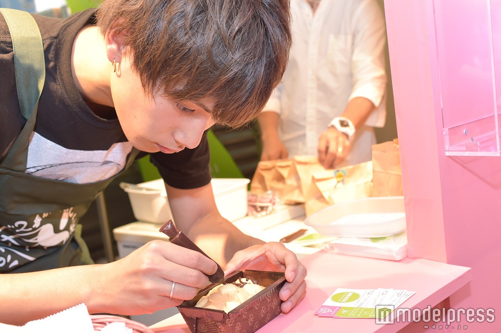 チョコペンでメッセージ （C）モデルプレス