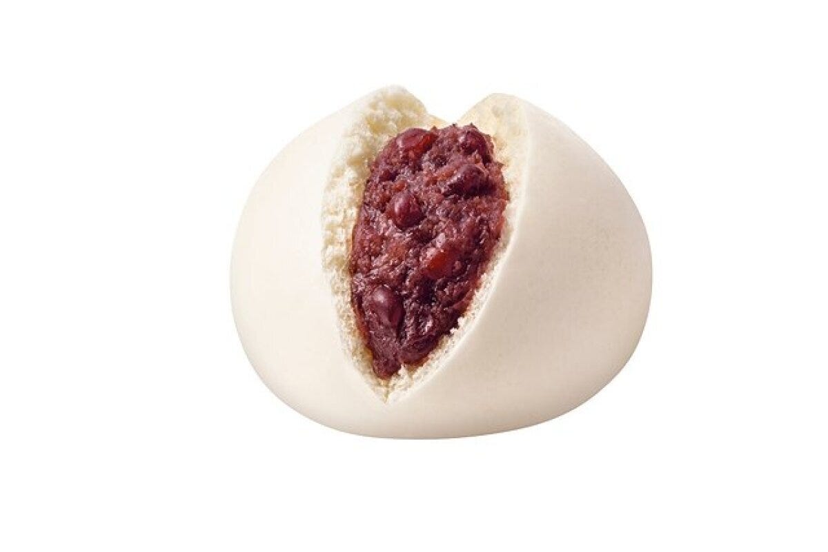 白いつぶあんまんの断面から小豆の粒が残るあんこ 白いつぶあんまんの断面から小豆の粒が残るあんこ