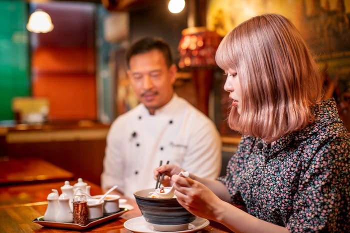 (右)古関れん(写真提供:MBS)