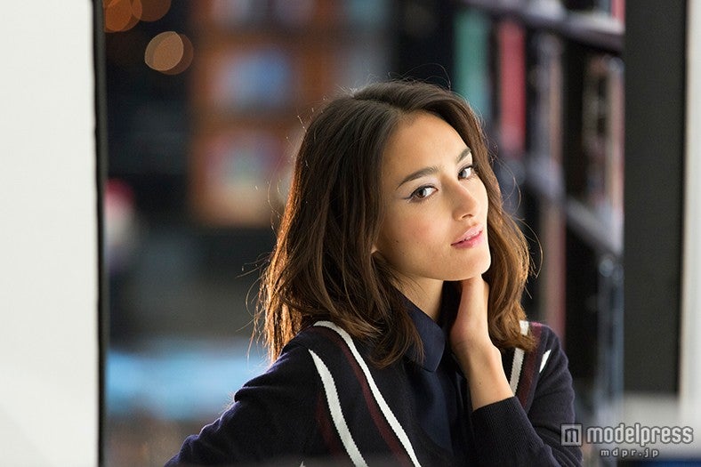 長谷川潤が美しすぎる　色っぽい表情で魅了