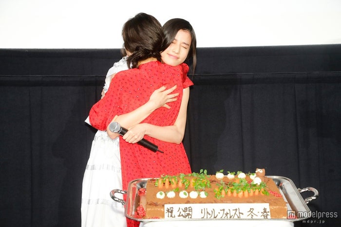橋本愛がサプライズ 感涙の松岡茉優と熱いハグ モデルプレス 橋本愛がサプライズ 感涙の松岡茉優と熱いハグ モデルプレス