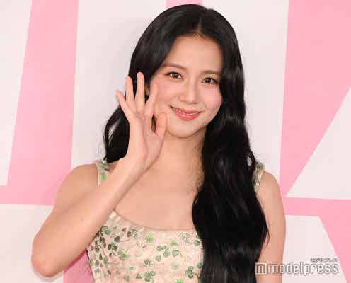 BLACKPINKジス、六本木降臨 美デコルテ煌めくドレス姿で可憐オーラ放つ【ミス ディオール展覧会 ある女性の物語】