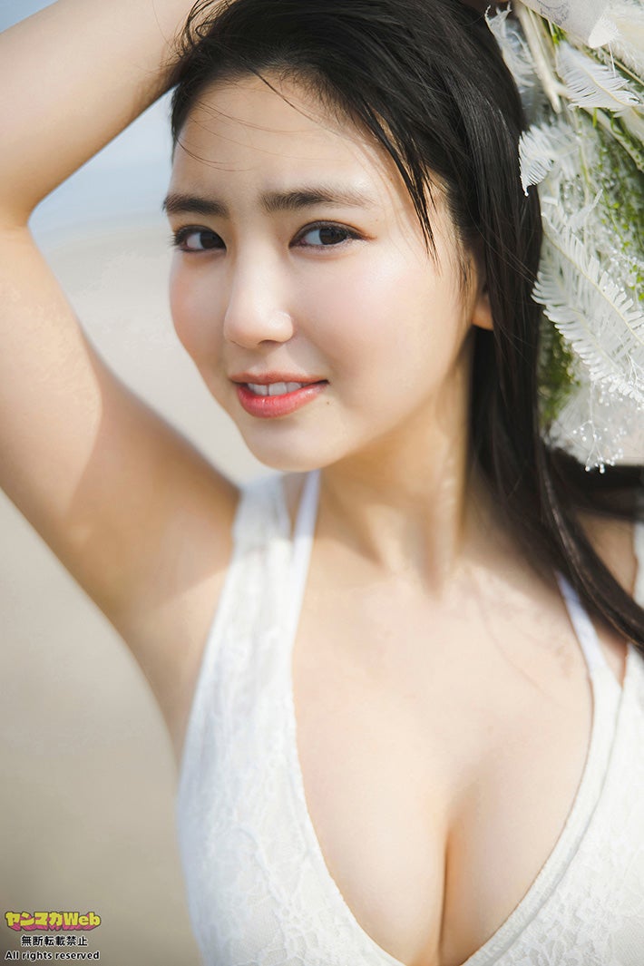 沢口愛華、美谷間のぞく接近ショットにうっとり