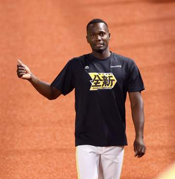 ソフトバンク モイネロが1軍練習に合流！栗原に肩をたたかれるシーンも WBCキューバ代表で来日遅れ 今後は2軍戦登板経る見通し