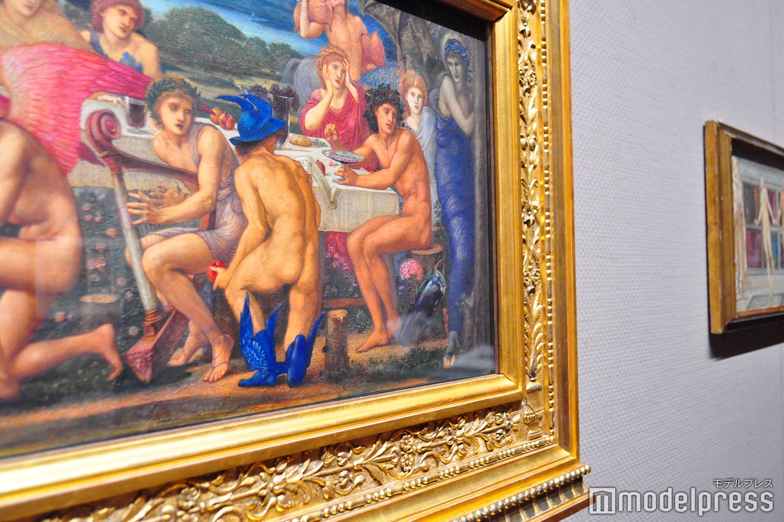 不和の林檎と、「最も美しいものへ」と書かれた巻紙を持つ、ハットとブーツの男性とは？答えは展覧会場で（C）モデルプレス