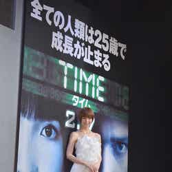 「TIME/タイム 篠田麻里子バージョンスペシャルパネル」もお披露目