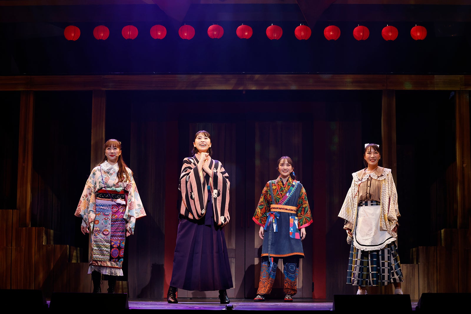 ももいろクローバーZ（左から）佐々木彩夏、玉井詩織、百田夏菜子、高城れに／「第2回ももクロ一座 特別公演」舞台写真（撮影：コサカイカツミ）