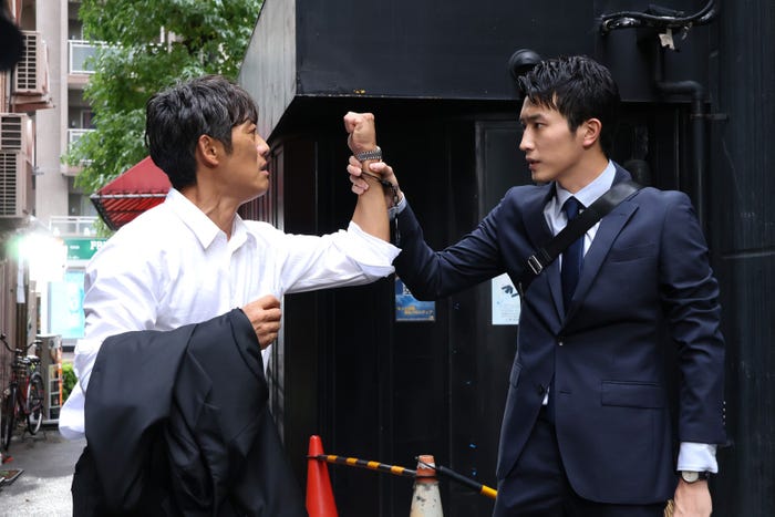 反町隆史、杉野遥亮「オクラ〜迷宮入り事件捜査〜」第1話(C)フジテレビ