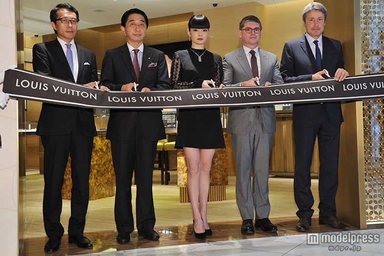 秋元梢（中央）