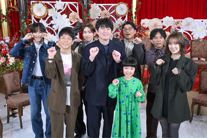(前列左から)陣内智則、博多大吉、永尾柚乃、佐々木久美(後列左からROIROM)、さや香「笑える!泣ける!動物スクープ100連発」(C)TBS