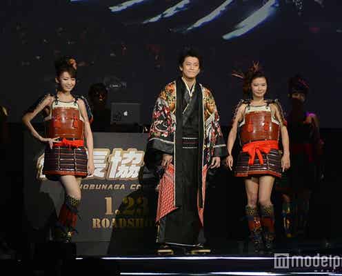 小栗旬、“甲冑”水着美女引き連れ初ランウェイ「ありがたい」 ド派手パフォーマンスも