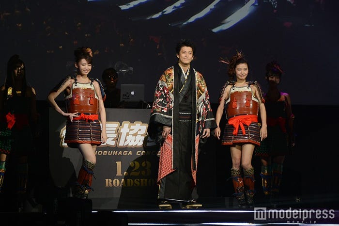 小栗旬(中央)/(C)モデルプレス