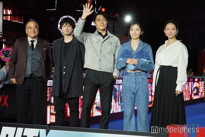 (左から)佐藤祐市監督、安藤政信、鈴木亮平、森田望智、木村文乃(C)モデルプレス