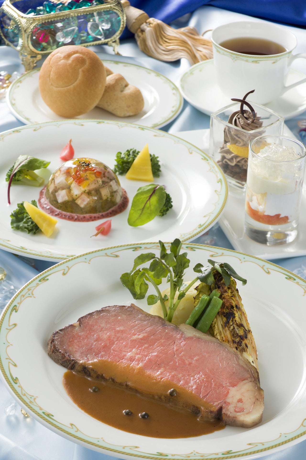 「S.S.コロンビア・ダイニングルーム」スペシャルランチコース￥3390～（C）Disney