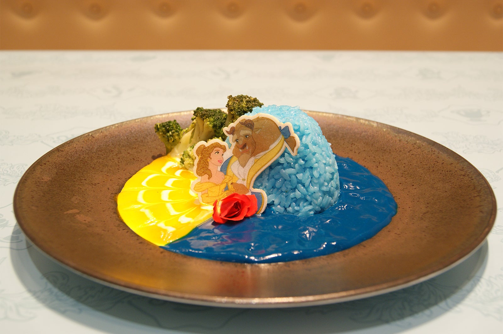 ＜Beauty and the Beast＞夜空のクリームカレーライス1,890円（C）Disney