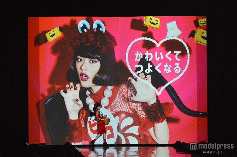 玉城ティナ、プロジェクションマッピングと融合で“大変身”サプライズ