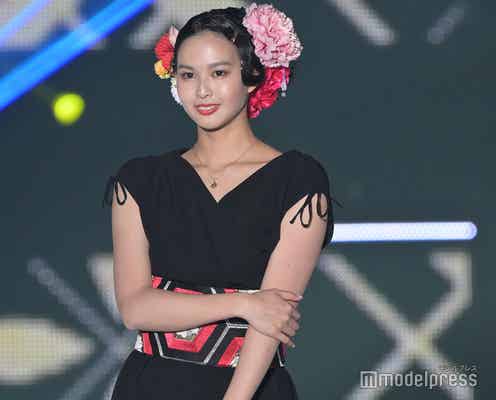 貴乃花光司の娘・白河れい、ランウェイデビュー 舞台上で衣装脱ぎ“バーチャル着替え”<GirlsAward 2023 S/S>