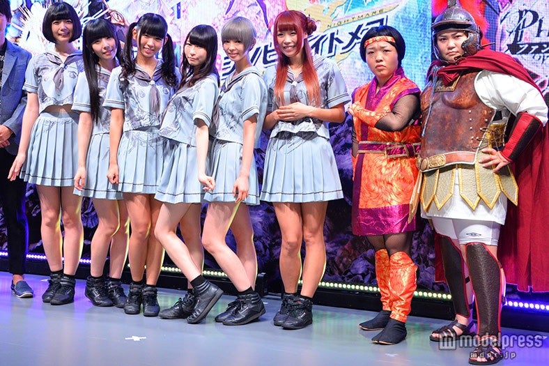 （左から）でんぱ組.inc：夢眠ねむ、相沢梨紗、古川未鈴、藤咲彩音、最上もが、成瀬瑛美、おかずクラブ：オカリナ、ゆいP