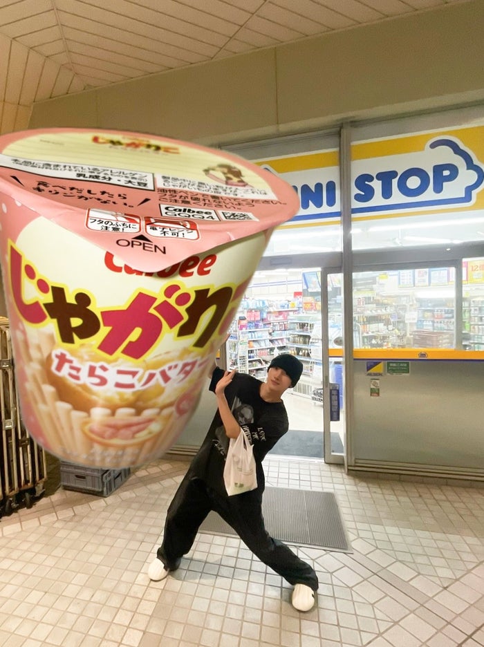K-POPアイドルも実践 不思議な“日本のコンビニセルフィー”が最新トレンドに