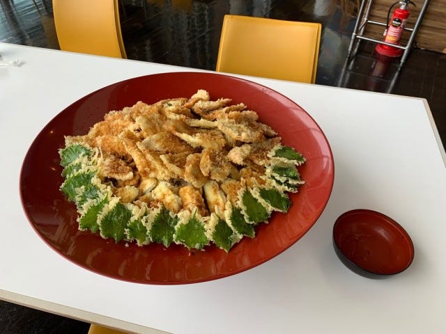 総重量は約5kg…!琵琶湖の“ブラックバス”が「デカ盛り天丼」になって登場
