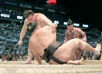 安青錦が大関復帰王手！豊昇龍撃破で9勝目 左足痛めながらも前日の大の里戦に続き横綱連破 1敗首位は安青錦と琴栄峰、2敗で霧島ら5人が追う