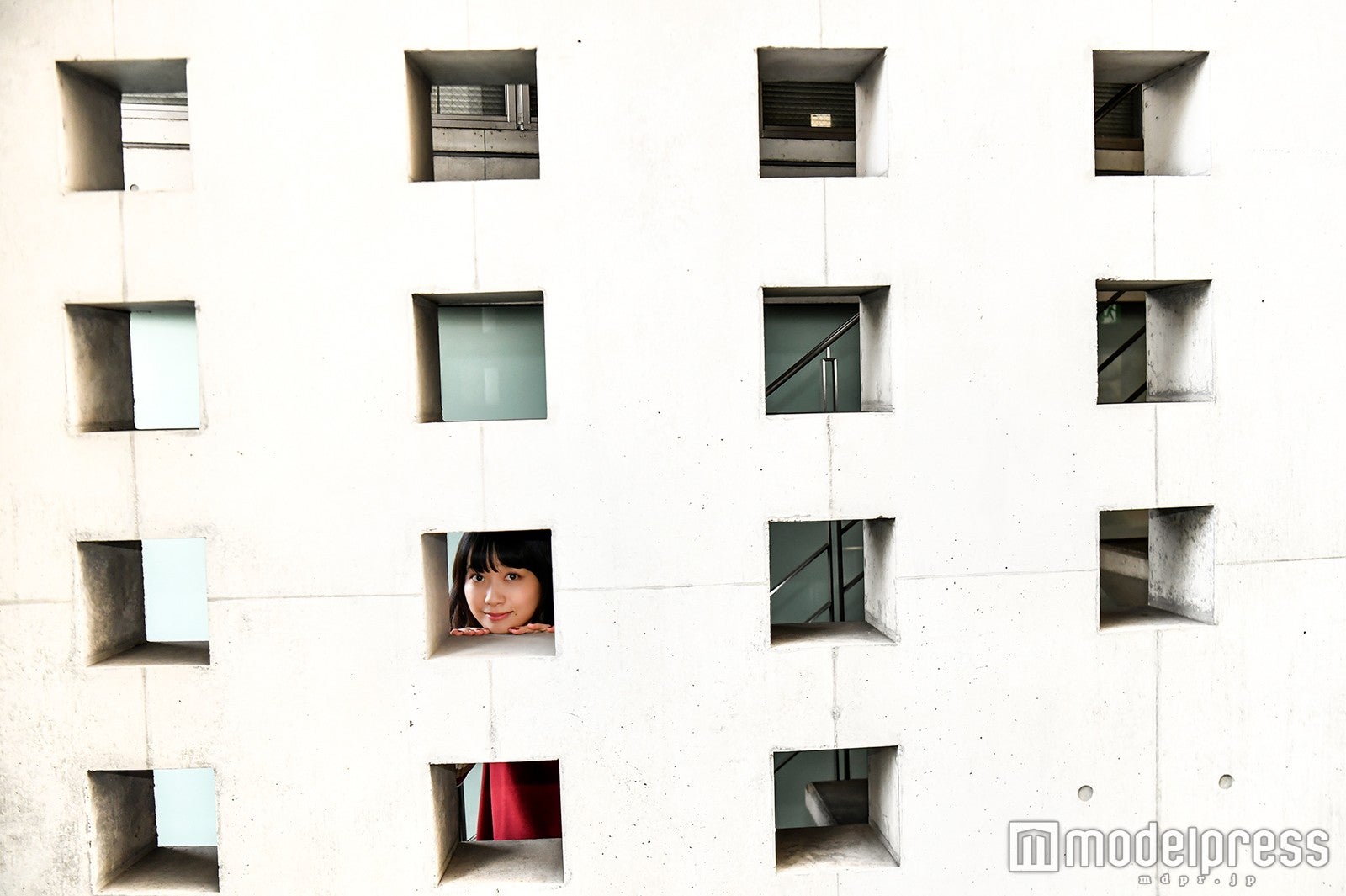 「壁穴から顔を出してほしい！」という無茶なリクエストにも照れながら応じてくれました♪（C）モデルプレス