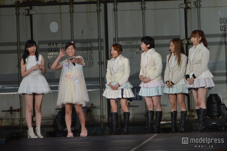 （左から）指原莉乃、仲川遥香、高橋みなみ、峯岸みなみ、板野友美、小嶋陽菜／「AKB48 2013 真夏のドームツアー～まだまだ、やらなきゃいけないことがある～」東京ドーム公演2日目より