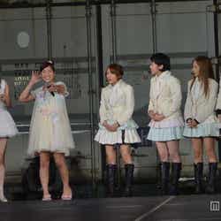 (左から)指原莉乃、仲川遥香、高橋みなみ、峯岸みなみ、板野友美、小嶋陽菜/「AKB48 2013 真夏のドームツアー~まだまだ、やらなきゃいけないことがある~」東京ドーム公演2日目より