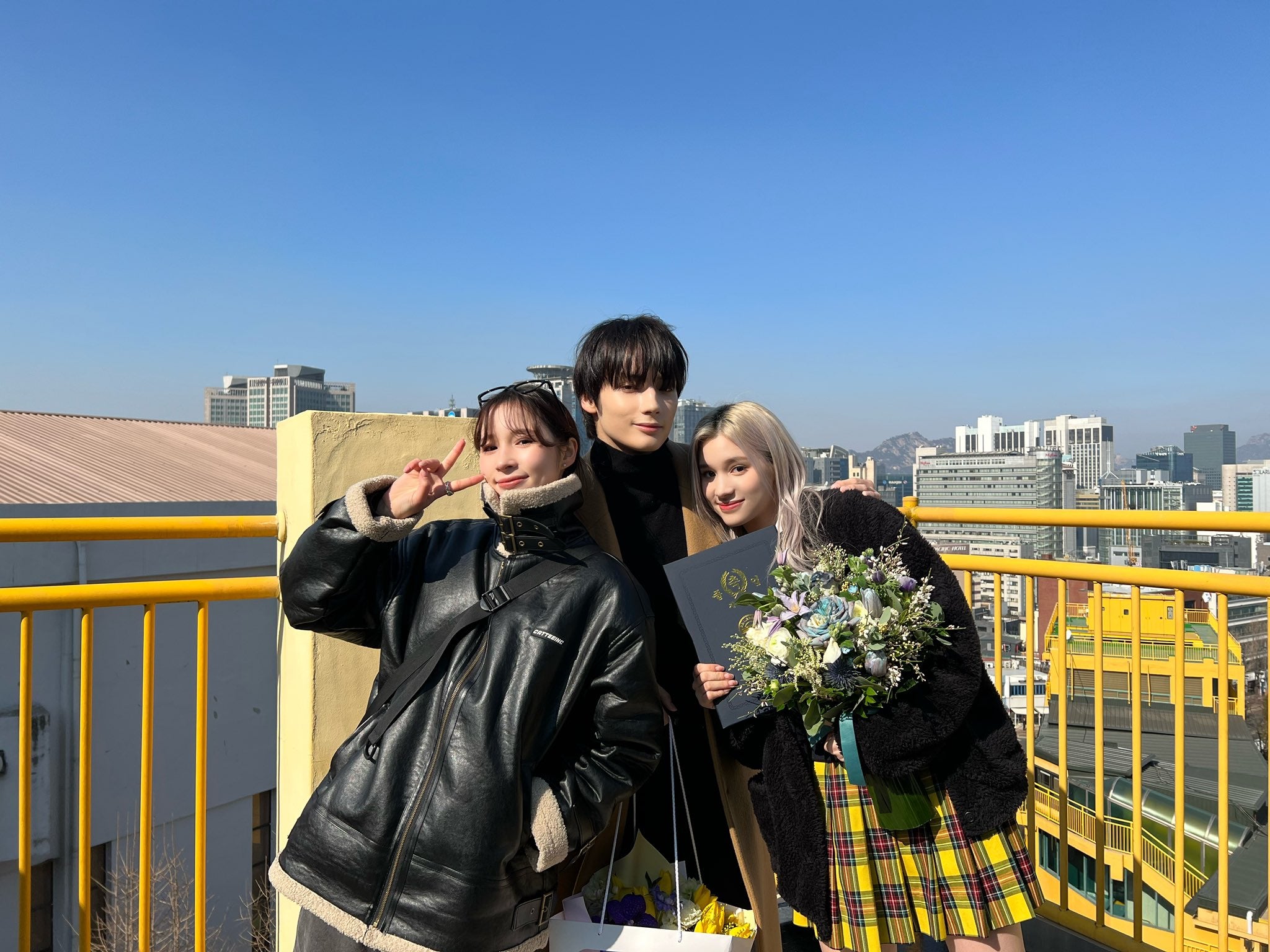 Kep1erヒュニンバヒエ、ラスト制服姿で兄TXTヒュニンカイ＆姉リアと3ショット「最強一家」「美男美女」の声