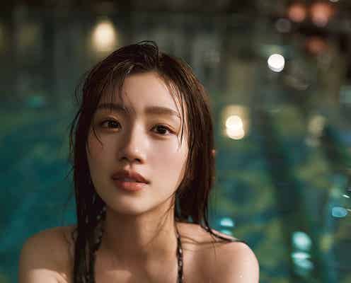 日向坂46佐々木美玲、ナイトプールで大人な表情 1st写真集先行カット第7弾解禁【陽射しのパレード】