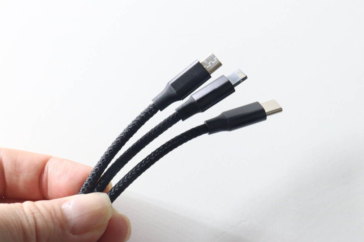 指で広げて見せている3in1充電ケーブルの3つの端子