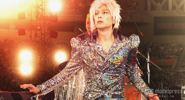 カリスマロックンローラーに変身を遂げる（C）「ラブ＆ピース」製作委員会