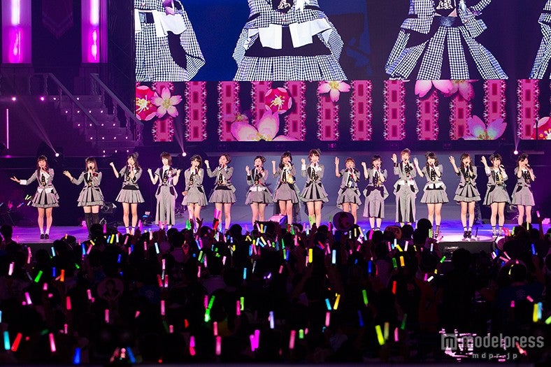 「第7回 AKB48選抜総選挙」後夜祭の様子／選抜メンバー16人（C）AKS