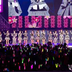 「第7回 AKB48選抜総選挙」後夜祭の様子／選抜メンバー16人（C）AKS