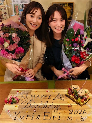 蛯原友里＆蛯原英里、双子姉妹の47歳誕生日ショットに「永遠の憧れ」「美しすぎ」の声