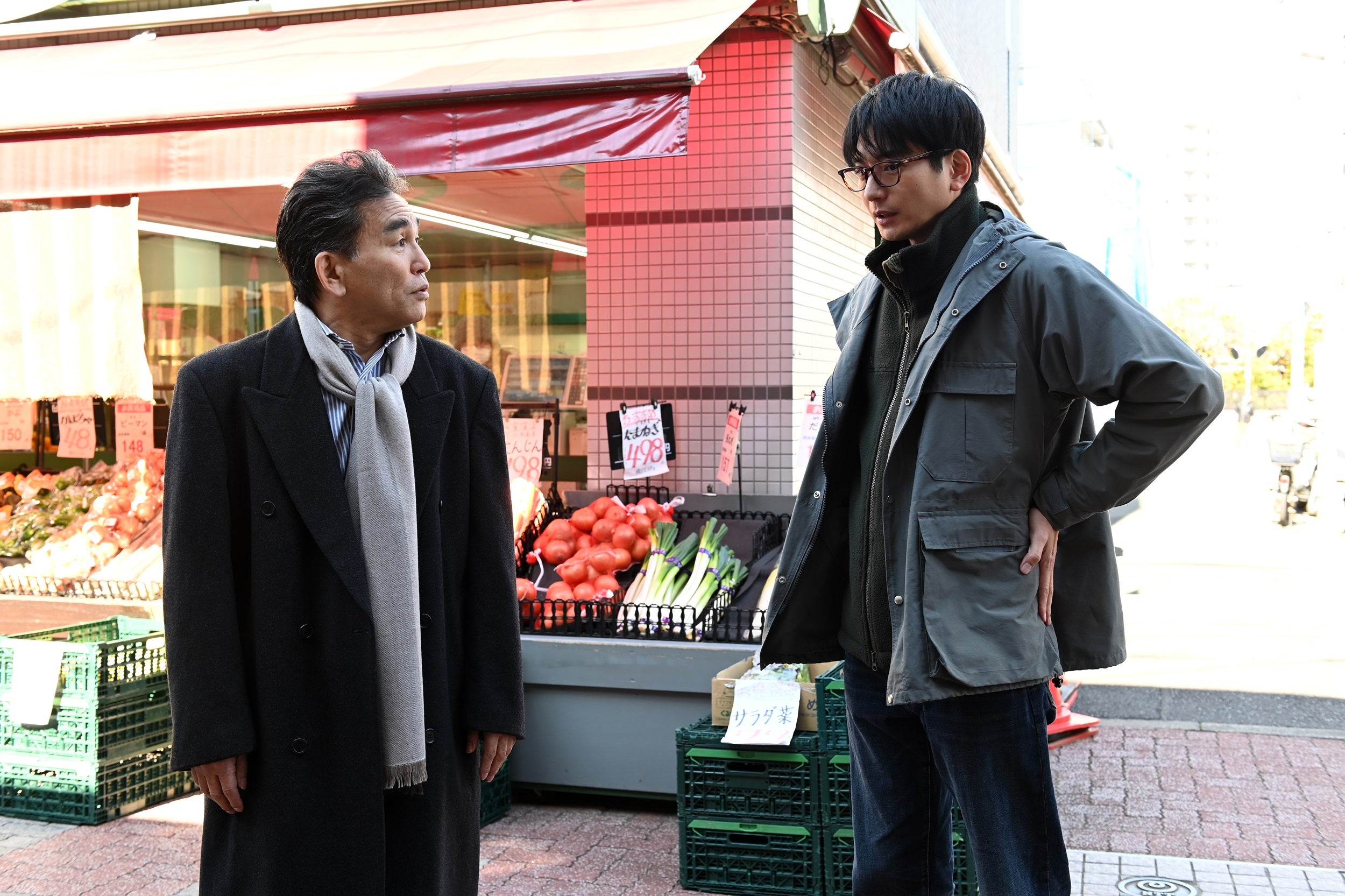 阿南健治、向井理「ダブルチート 偽りの警官 Season1」第1話より（C）テレビ東京　ＷＯＷＯＷ