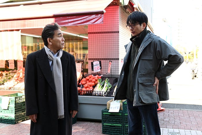 阿南健治、向井理「ダブルチート 偽りの警官 Season1」第1話より(C)テレビ東京 WOWOW