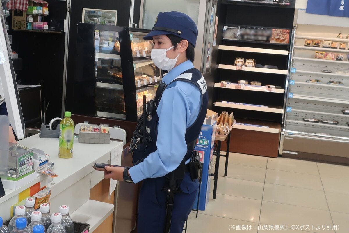 制服警官とコンビニ