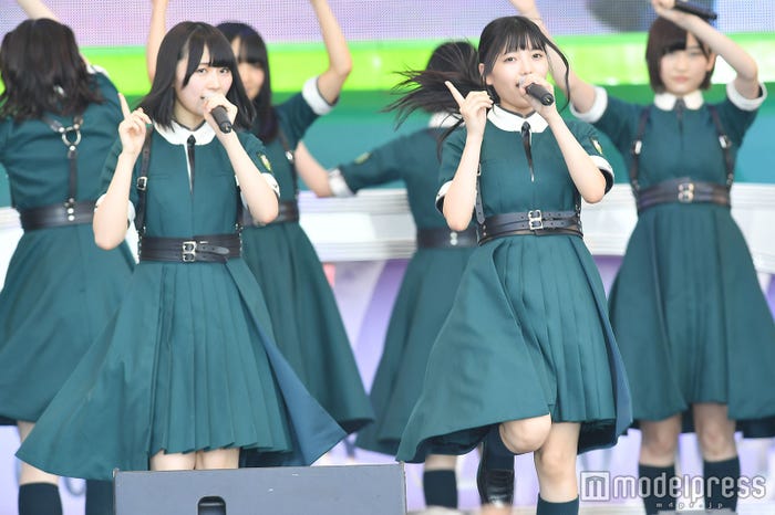 (左)長沢菜々香、(右)上村莉菜 (C)モデルプレス
