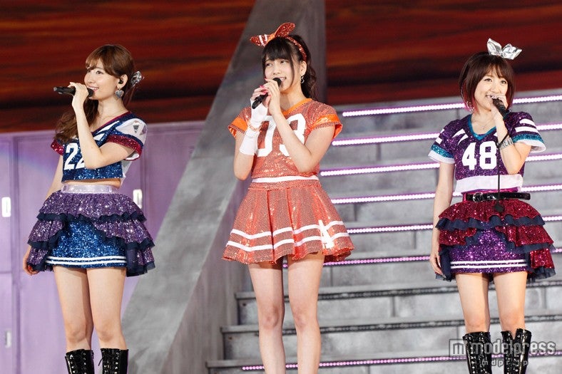 ファンへの感謝を伝える、入山杏奈（写真中央）（C)AKS