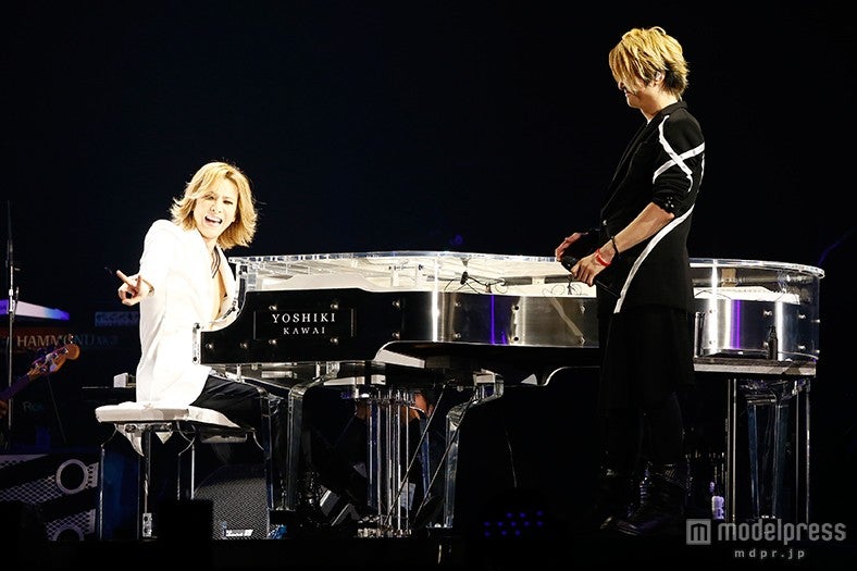 （左から）YOSHIKI、TERU