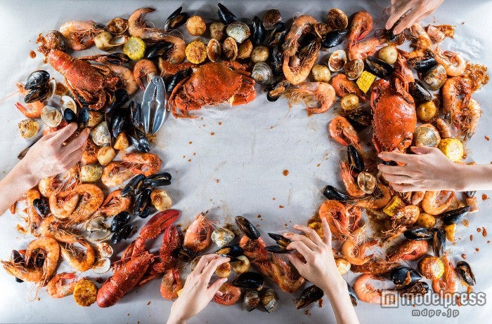 シンガポール発“海鮮手づかみ”レストランが新宿に初上陸 - 女子旅プレス