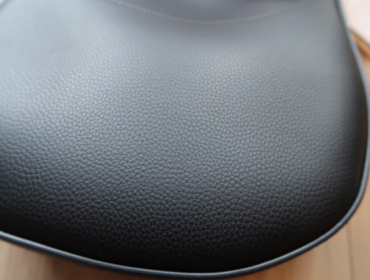 まるでリアルレザーのような、高見えするフェイクレザーも大人向け