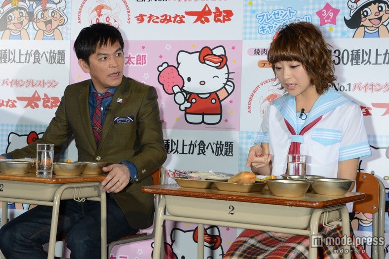 鈴木奈々（右）とますだおかだ・岡田圭右（左）