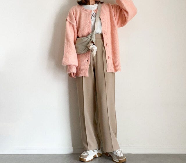 行事コーデ　アラサーアラフォーママ　おしゃれ　ピンクカーデ×ベージュパンツ