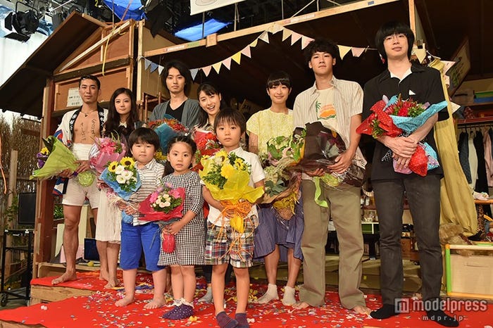 「まれ」クランクアップ取材会の模様(上段左から)高畑裕太、清水富美加、山崎賢人、土屋太鳳、門脇麦、葉山奨之、渡辺大知