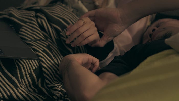ビビの手をとった凌だが…「TERRACE HOUSE TOKYO 2019-2020」30th WEEK(C)フジテレビ/イースト・エンタテインメント