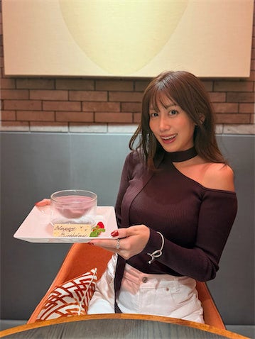 元NHKアナ・中川安奈、"肩出し"ワンショルコーデで33歳誕生日を報告「とっても綺麗です」