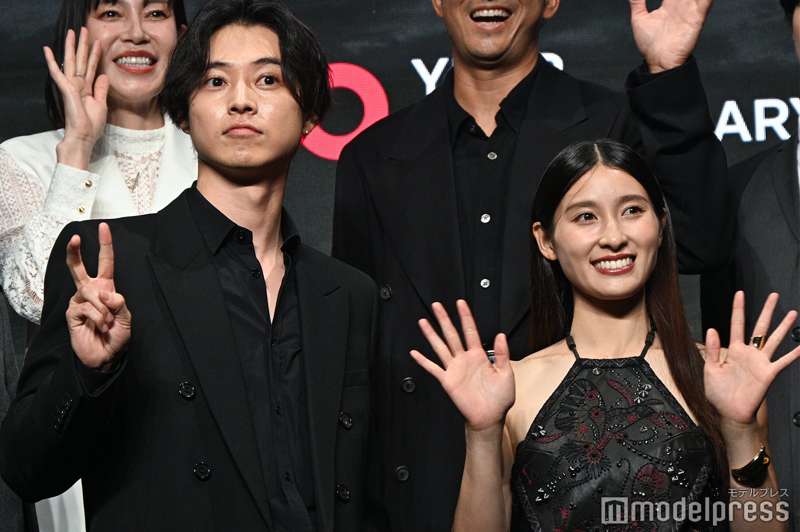 ファンの撮影タイムでポーズを決める山崎賢人、土屋太鳳（C）モデルプレス