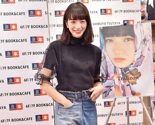 小松菜奈、チュール×切りっぱなしデニムの“辛口ガーリー”が可愛い!<ファッションチェック>
